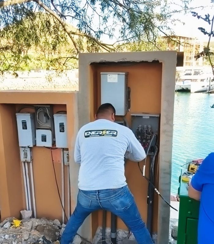 Técnico de ENERSER conectando el equipo de medición en Marina Costa Baja
