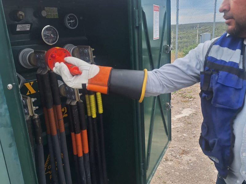 Maniobra en media tensión con guante dieléctrico