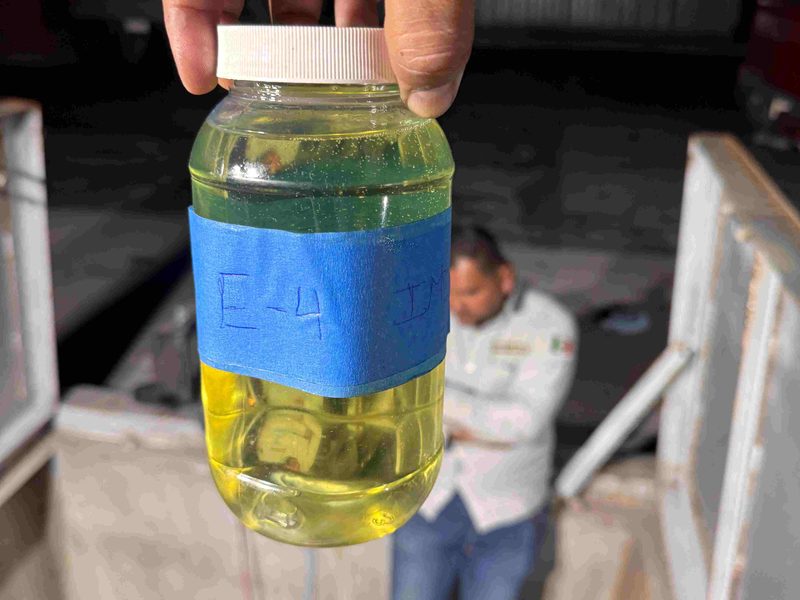 Muestra de aceite aislante para análisis fisicoquímico