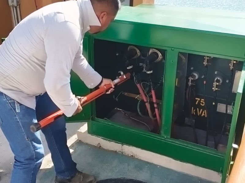 Apriete de conexiones en el transformador de 75 kVA