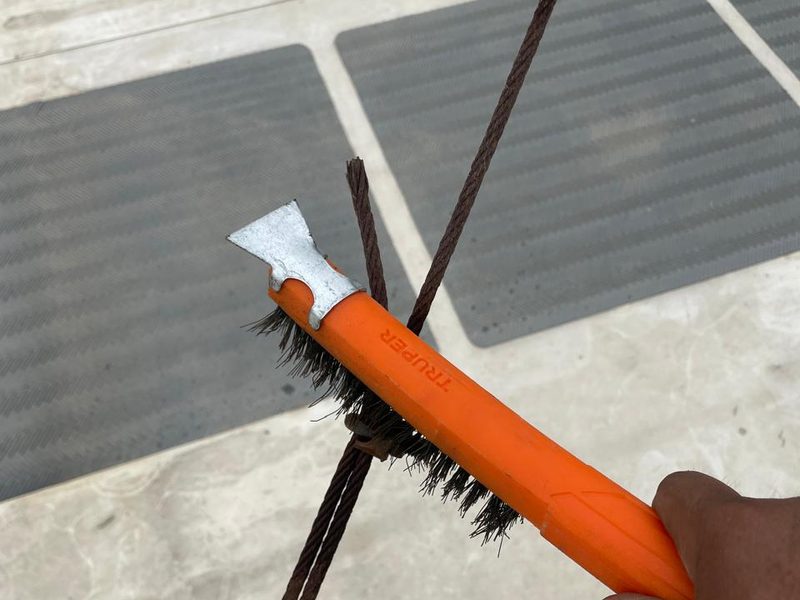Limpieza del cable de bajada del pararrayos